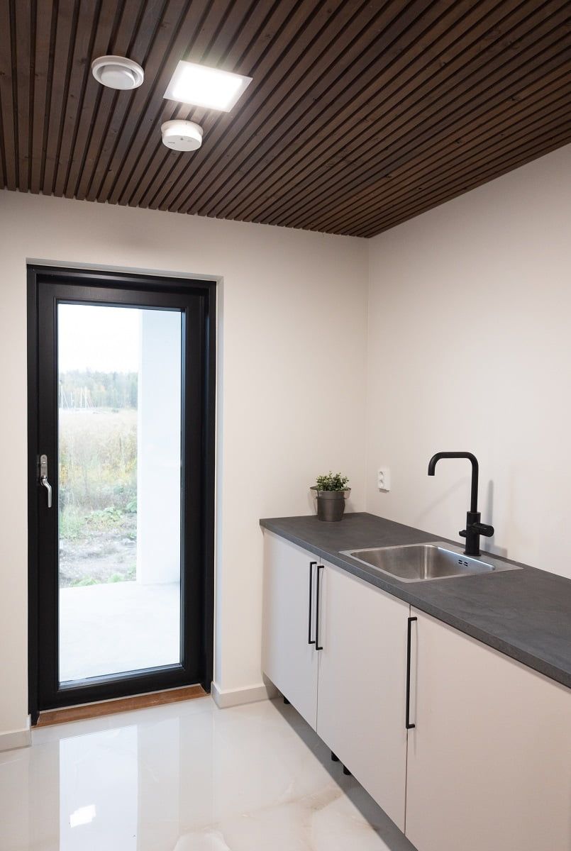 Per l'illuminazione generale di un ripostiglio, la lampada di alta qualità Paneeli 200 è la scelta perfetta. © LedStore.fi